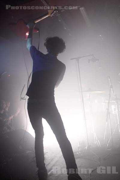 A PLACE TO BURY STRANGERS - 2009-11-19 - PARIS - La Maroquinerie - 